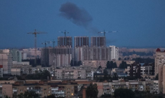 De la fumée s'élève dans le ciel de la ville après un tir de missile russe à Kyiv