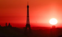 Le soleil se lève à Paris, le 1er juillet 2025 ( AFP / Thibaud MORITZ )