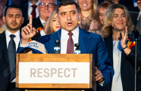 Le chef du parti nationaliste AUR George Simion s'exprime à l'annonce des résultats de la présidentielle, le 18 mai 2025 à Bucarest ( AFP / Mihai Barbu )