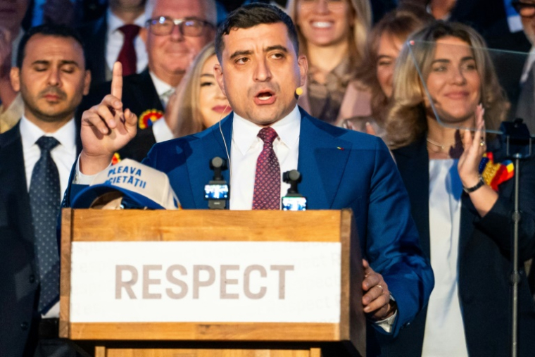 Le chef du parti nationaliste AUR George Simion s'exprime à l'annonce des résultats de la présidentielle, le 18 mai 2025 à Bucarest ( AFP / Mihai Barbu )