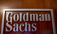 Photo d'archives du logo Goldman Sachs à la Bourse de New York (NYSE)