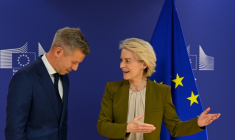 Le futur Premier ministre hongrois Peter Magyar (G) avec Ursula von der Leyen, à Bruxelles, le 29 avril 2026 ( POOL / JOHN THYS )