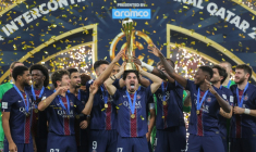 Les joueurs du Paris SG célèbrent leur victoire en coupe intercontinentale mercredi contre Flamengo à Doha, au Qatar. ( AFP / Karim JAAFAR )