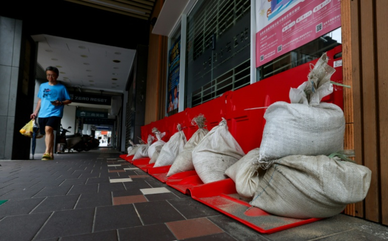 Des sacs de sable empilés devant un bâtiment en prévision de l’arrivée du typhon Bavi dans la ville de Keelung, à Taïwan, le 10 juillet 2026 ( AFP / I-Hwa Cheng )