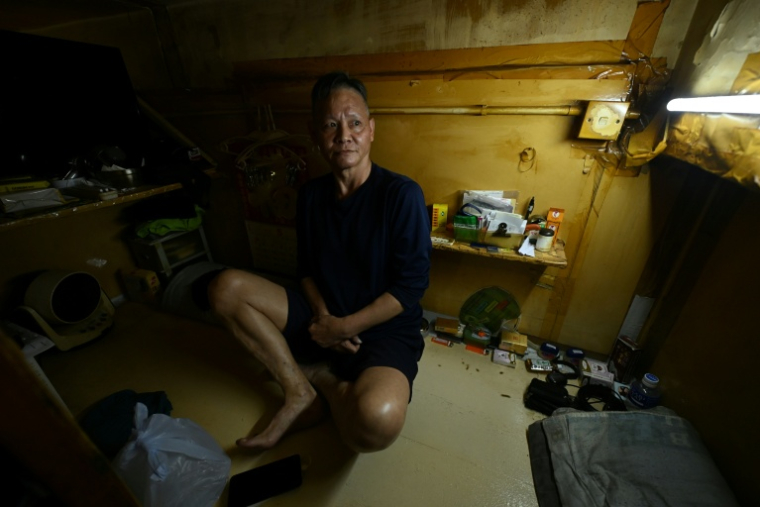 Wan Hon-cheung dans son logement d'un appartement subdivisé, le 4 mai 2026 à Hong Kong ( AFP / Peter PARKS )
