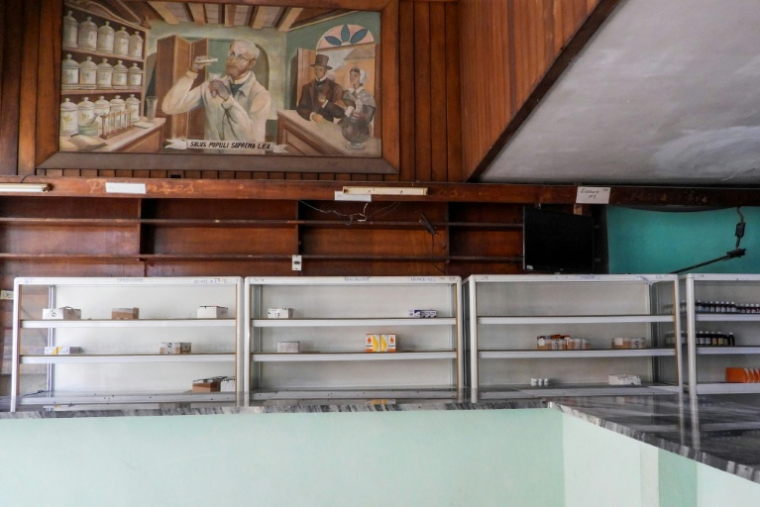 Des étagères presque vides dans une pharmacie à La Havane, le 2 juillet 2025 à Cuba ( AFP / ADALBERTO ROQUE )