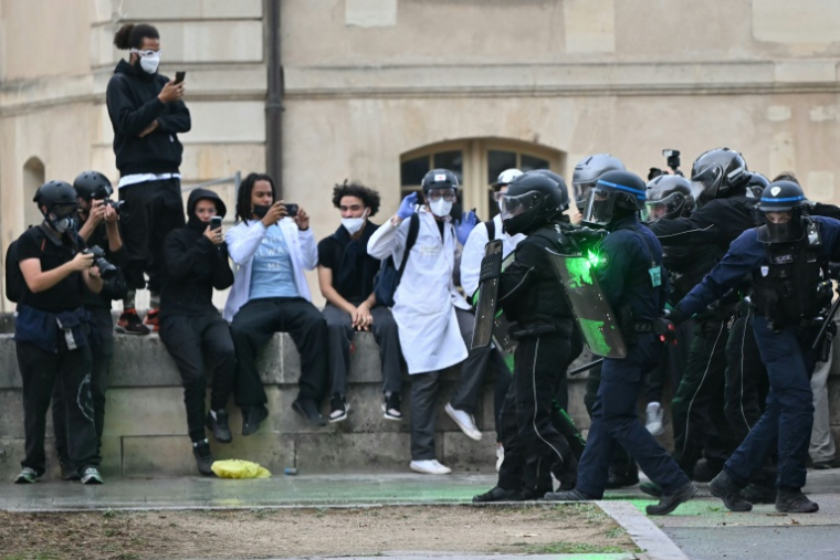 Des manifestants captent des images des forces de l'ordre avec leur téléphone portable pendant la mobilisation lycéenne à Paris, le 13 octobre 2026 ( AFP / LOU BENOIST )