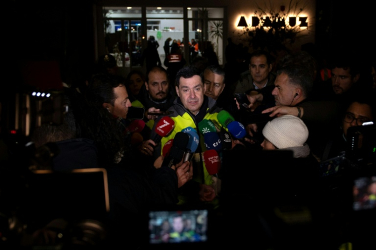 Juan Manuel Moreno Bonilla, président de la région d'Andalousie, parle à la presse après la collision meutrière de deux trains près d'Adamuz, dans le sud de l'Espagne, le 19 janvier 2026 ( AFP / Jorge GUERRERO )