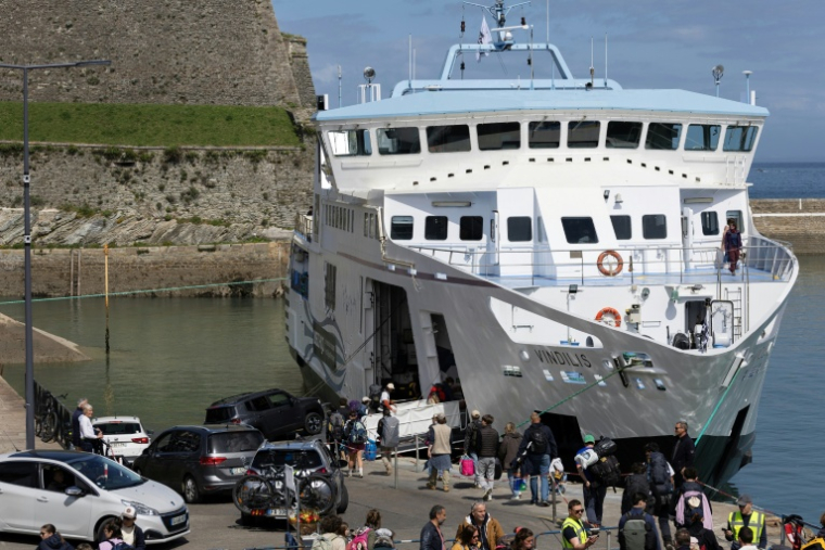 Embarquement dans le ferry au port de Palais, à Belle-Île-en-Mer, dans le Morbihan, le 17 avril 2026 ( AFP / Fred TANNEAU )