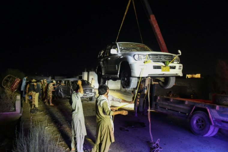 Du personnel de sécurité inspecte un véhicule endommagé par l'explosion d'une bombe sur un parking à Quetta au Pakistan le 2 septembre 2025 ( AFP / Banaras KHAN )