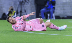 Lionel Messi chute à cause d’un fan