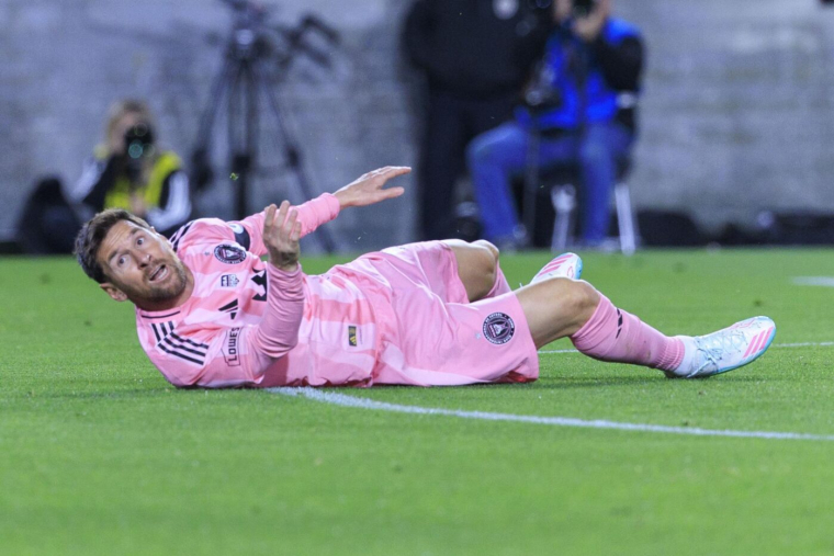 Lionel Messi chute à cause d’un fan