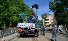 Une grue soulève un poteau électrique cassé après une inondation causée par de fortes pluies dans le village de Cavalière, commune du Lavandou dans le département du Var, dans le sud-est de la France, le 20 mai 2025 ( AFP / Christophe Simon )