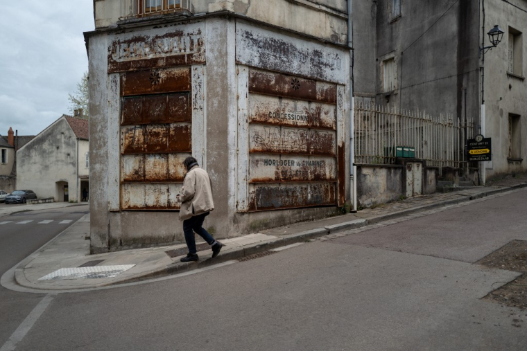 Un commerce fermé dans le village de Clamecy, menacé par la désertification. ( AFP / ARNAUD FINISTRE )