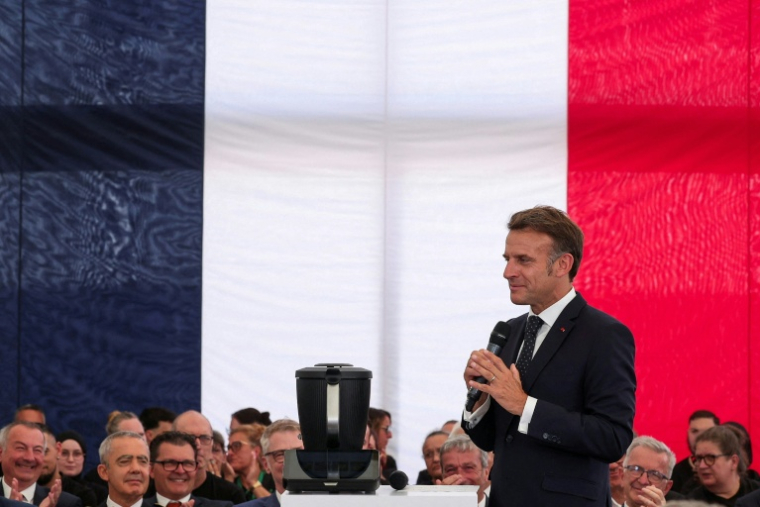 Le président Emmanuel Macron lors de sa visite à l'usine Vorwerk, dans le cadre du sommet "Choose France", à Donnemain-Saint-Mames, le 29 mai 2026 dans le Loir-et-Cher ( REUTERS / Christian Hartmann )