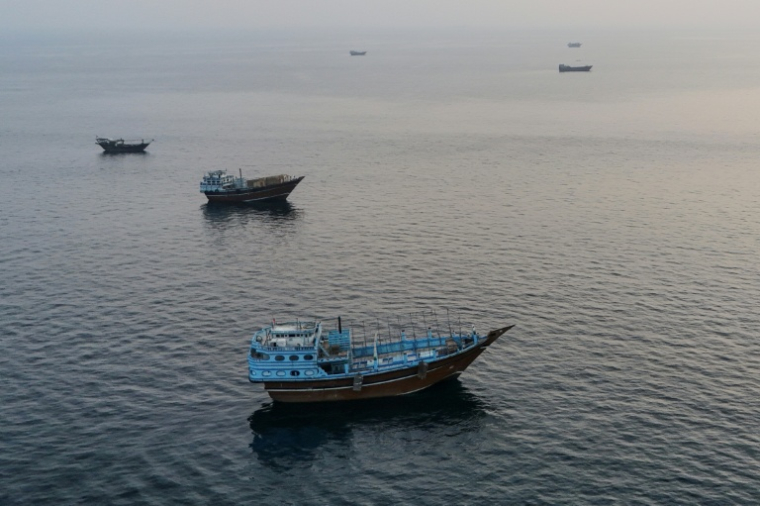 Des bateaux ancrés au large de la péninsule de Musandam, au nord d'Oman, près du détroit d'Ormuz, le 27 juin 2026 ( AFP / - )