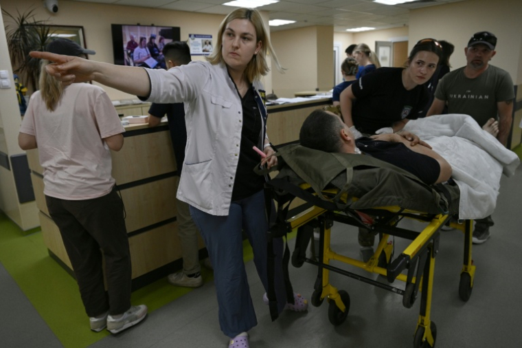 Des ambulanciers militaires transportent un soldat ukrainien blessé à l'hôpital Metchnikov de Dnipro le 8 juin 2026, dans le contexte de l'invasion russe de l'Ukraine ( AFP / Genya SAVILOV )