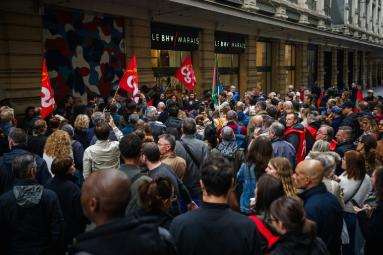 Des salariés du BHV manifestent contre l'arrivée de Shein devant le magasin, le 10 octobre 2025 à Paris ( AFP / Dimitar DILKOFF )