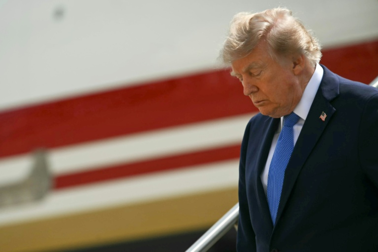 Le président américain Donald Trump descend d'Air Force One, le 14 août 2026 à New York  ( AFP / Kent NISHIMURA )