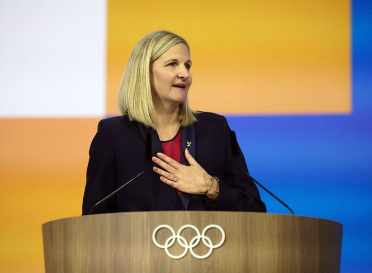 Kirsty Coventry regarde alors qu'elle est élue nouvelle présidente du Comité International Olympique (CIO)