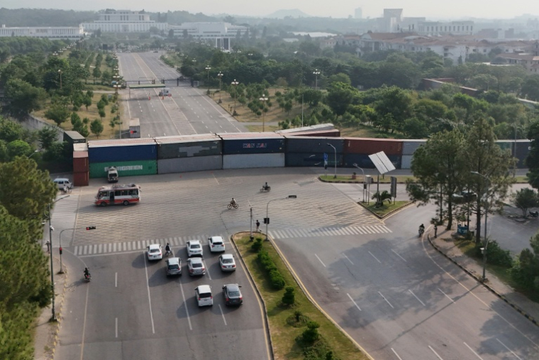 Des conteneurs sont placés en travers de la route par les autorités à Islamabad, Pakistan, le 24 septembre 2026 ( AFP / Aamir QURESHI )