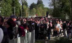 Meeting de Marine Le Pen : des militants attendent d'entrer