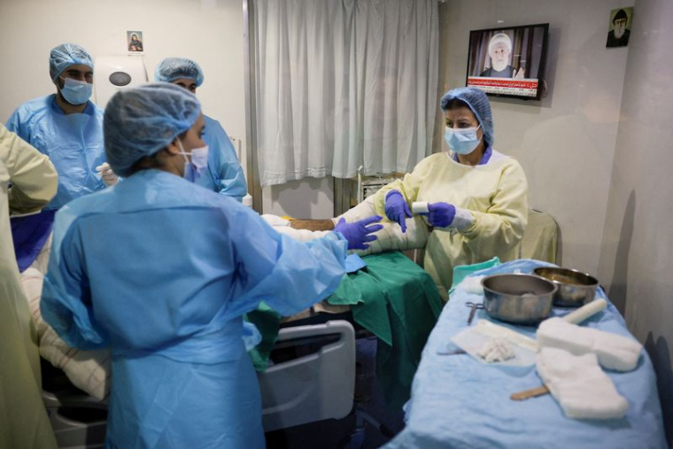 Des membres du personnel médical dans l'hôpital Geitaoui, à Beyrouth