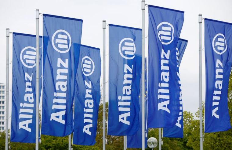 Des drapeaux arborant le logo d'Allianz SE, le plus grand assureur européen, sont photographiés avant l'assemblée générale annuelle des actionnaires de la société à Munich.
