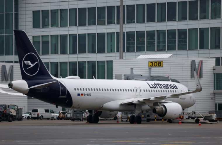 Un avion de la compagnie aérienne allemande Lufthansa sur le tarmac de l'aéroport de Munich, le 13 avril 2026 ( AFP / Alexandra BEIER )