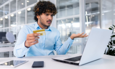 (Crédits photo : Adobe Stock - Client d'une banque bloqué par les plafonds de paiement)