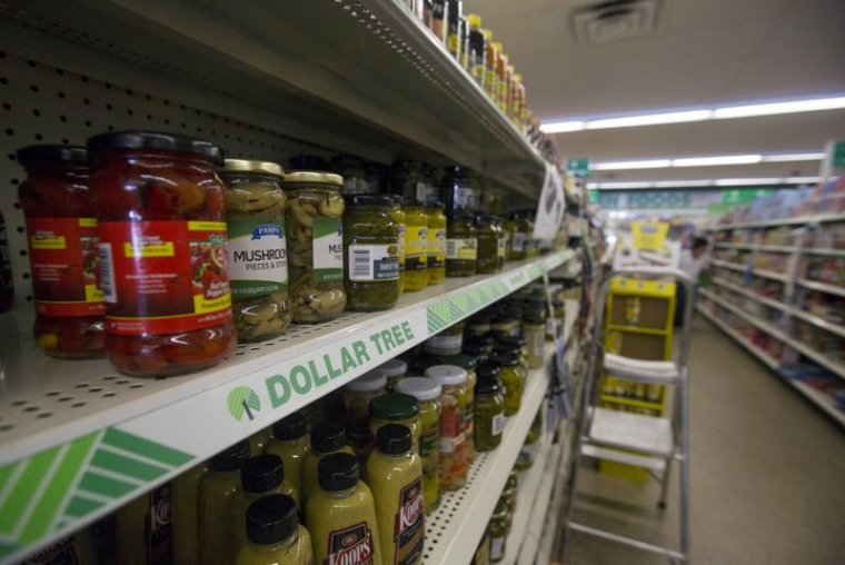 Des conserves en vente sont photographiées dans un magasin Dollar Tree à Pasadena, en Californie
