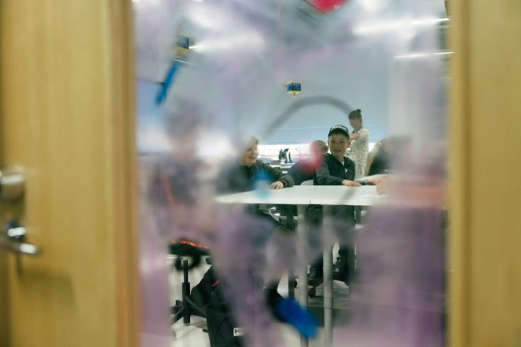 Des élèves pendant un cours de l'enseignante Annika Railila, professeure de chimie au collège Kungsvägens skola, le 21 août 2025 à Sipoo, en Finlande ( AFP / Alessandro RAMPAZZO )