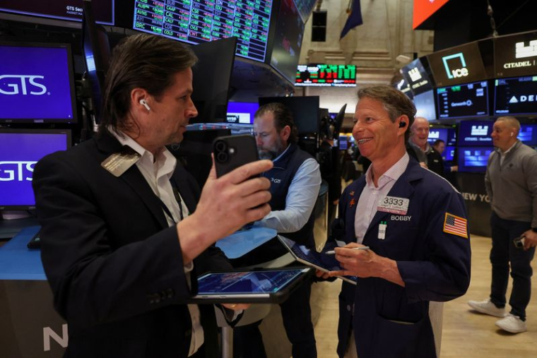 Les traders travaillent sur le parquet de la Bourse de New York