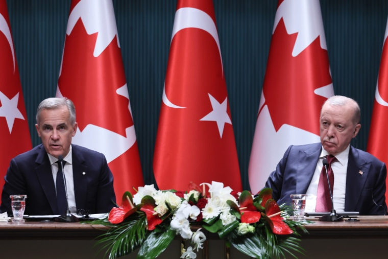 Le Premier ministre canadien Mark Carney (à gauche) s'adresse aux médias lors d'une conférence de presse conjointe avec le président turc Recep Tayyip Erdogan (à droite) à l'issue de leur rencontre au complexe présidentiel d'Ankara, le 22 octobre 2026 ( AFP / Adem ALTAN )
