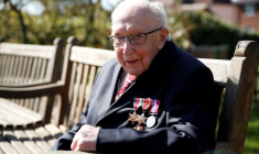 GRANDE-BRETAGNE: LE CAPITAINE TOM MOORE, "HÉROS" DE L'ÉPIDÉMIE DE COVID-19, EST MORT