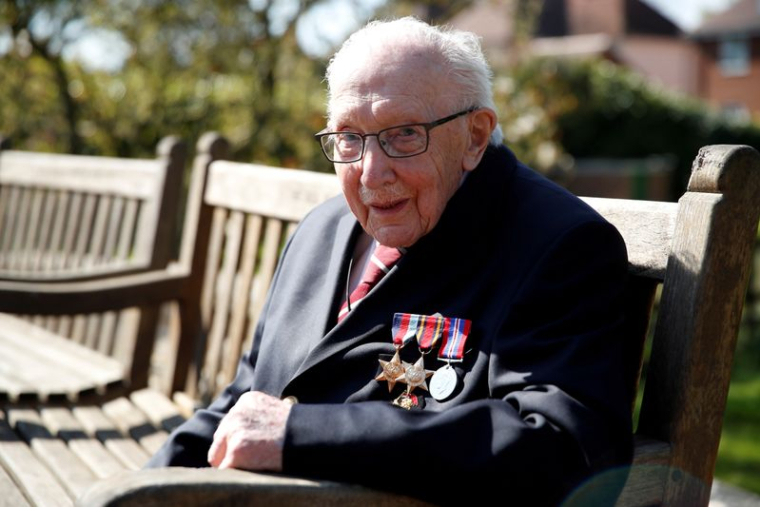 GRANDE-BRETAGNE: LE CAPITAINE TOM MOORE, "HÉROS" DE L'ÉPIDÉMIE DE COVID-19, EST MORT