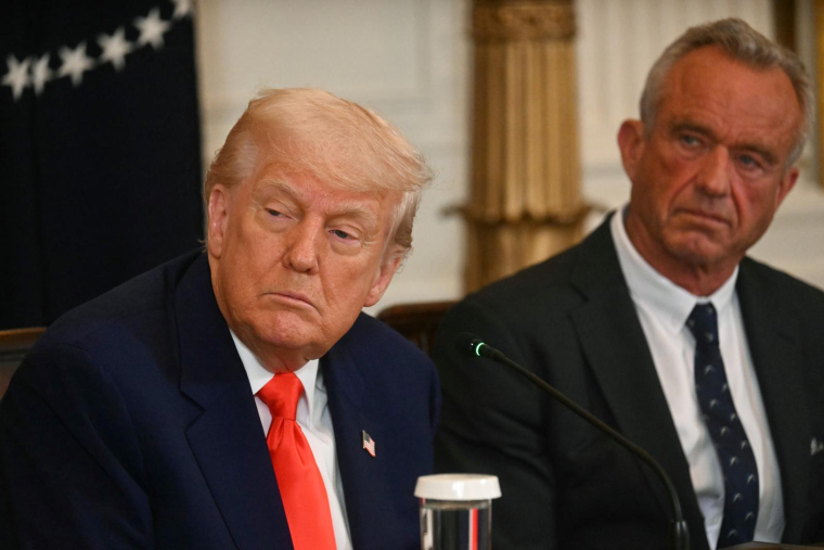 Le président américain Donald Trump et le ministre de la Santé Robert F. Kennedy Jr à la Maison Blanche à Washington, le 22 mai, 2025 ( AFP / Jim WATSON )