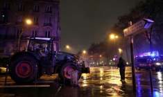 Un tracteur est garé près de la tour Eiffel lors d'une manifestation, le 8 janvier 2026 à Paris ( AFP / Thomas SAMSON )