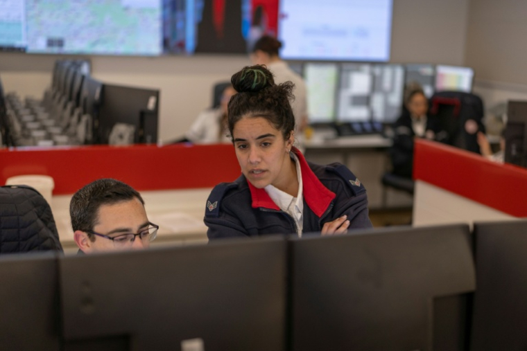Des secouristes au centre de répartition national du Magen David Adom, l'équivalent israélien de la Croix-Rouge, le 5 mars 2026 à Ramla, en Israël ( AFP / Ilia YEFIMOVICH )