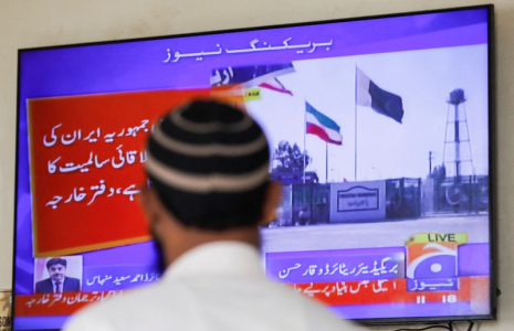 Un journal télévisé pakistanais après l'annonce de frappes visant des militants séparatistes en Iran