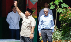 Le cofondateur de Microsoft, Bill Gates (d) et le président indonésien Prabowo Subianto, à l'issue d'une visite dans une école primaire à Jakarta, le 7 mai 2025 ( AFP / Aditya Irawan )