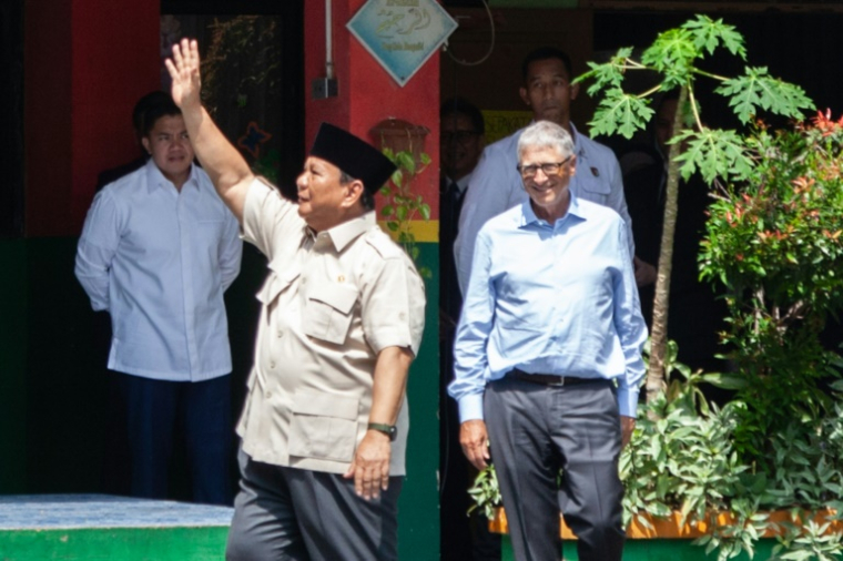 Le cofondateur de Microsoft, Bill Gates (d) et le président indonésien Prabowo Subianto, à l'issue d'une visite dans une école primaire à Jakarta, le 7 mai 2025 ( AFP / Aditya Irawan )