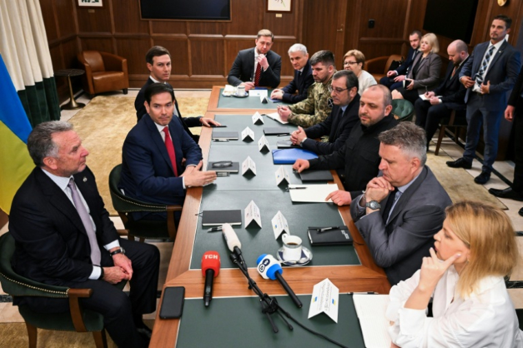 Le chef de la délégation ukrainienne Roustem Oumerov (c,d) et le secrétaire d'Etat américain Marco Rubio (c,g) accompagné de Steve Witkoff et Jared Kushner, lors d'une réunion à Hallandale Beach, en Floride, le 30 novembre 2025 ( AFP / CHANDAN KHANNA )