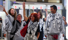 Des militants français de la flottille Global Sumud à destination de Gaza, détenus par les forces israéliennes à leur arrivée à l'aéroport Charles de Gaulle, à Roissy, près de Paris