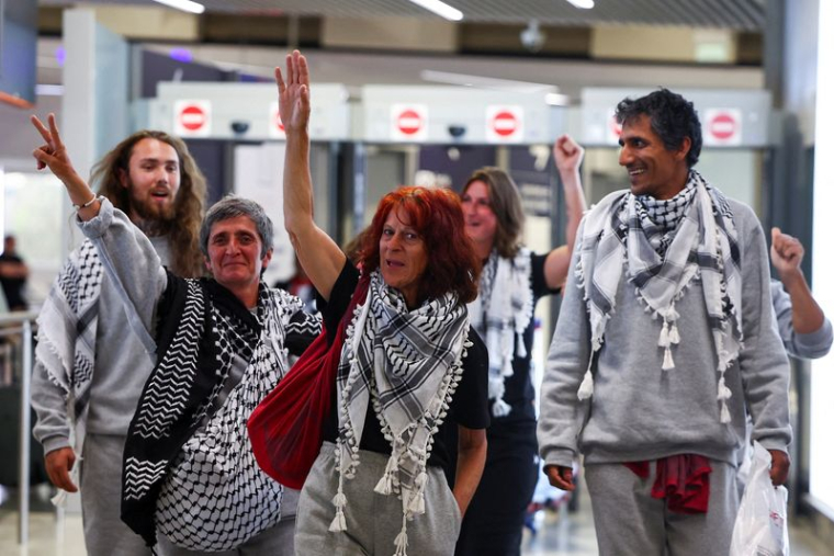Des militants français de la flottille Global Sumud à destination de Gaza, détenus par les forces israéliennes à leur arrivée à l'aéroport Charles de Gaulle, à Roissy, près de Paris