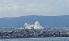 De la fumée s'élève au-dessus d'un village du sud du Liban après des frappes