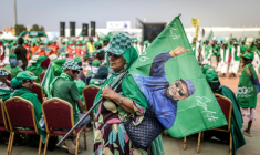 Une supportrice du président Ismaïl Omar Guelleh, à Djibouti le 8 avril 2025 ( AFP / Luis TATO )