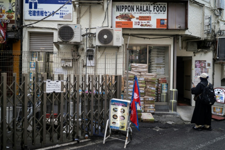 Une boutique d'aliments hallal dans le quartier d'Okubo, à Tokyo, où réside une large communauté originaire du sud-est asiatique, le 12 juin 2026 ( AFP / Andrew CABALLERO-REYNOLDS )