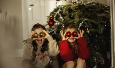 Et si cette année on intégrait les jolies coutumes de nos voisins étrangers à nos festivités pour un Noël crédit photo : Getty images