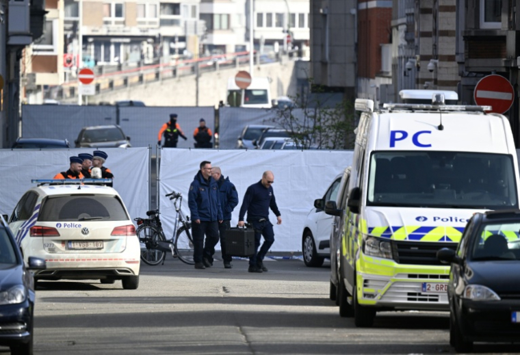 Des enquêteurs de la police devant la synagogue de Liège, après une explosion dans la nuit, le 9 mars 2026 en Belgique ( AFP / JOHN THYS )